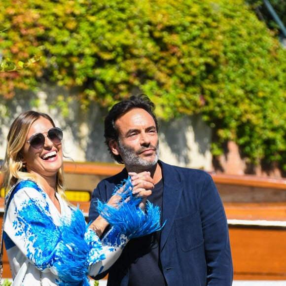 Anthony Delon et sa compagne Sveva Alviti arrivent à l'hôtel Excelsior lors de la 77ème édition du festival international du film de Venise (Mostra) le 2 septembre 2020.