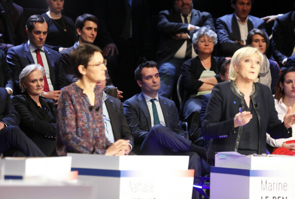 Nathalie Arthaud, candidate à l'élection présidentielle du Lutte Ouvrière (LO) et Marine Le Pen, candidate à l'élection présidentielle du Front National (FN). En arrière-plan, sa soeur Marie-Caroline et Florian Philippot sur le plateau du ''Grand Débat'' des 11 candidats à l'élection présidentielle organisé par les chaînes de télévision BFM TV et CNews, à La Plaine-Saint-Denis, banlieue parisienne, France, le 4 avril 2017