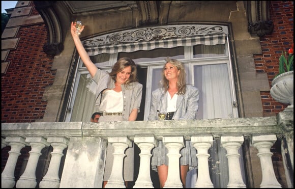 Marine et Marie-Caroline Le Pen célébrant en 1988 les résultats de leur père Jean-Marie lors des élections présidentielles