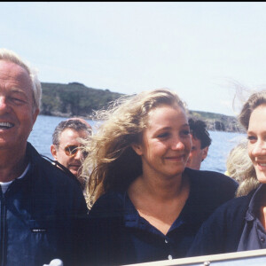 Marie-Caroline et Marine Le Pen avec leur père Jean-Marie à la Trinité en 1987