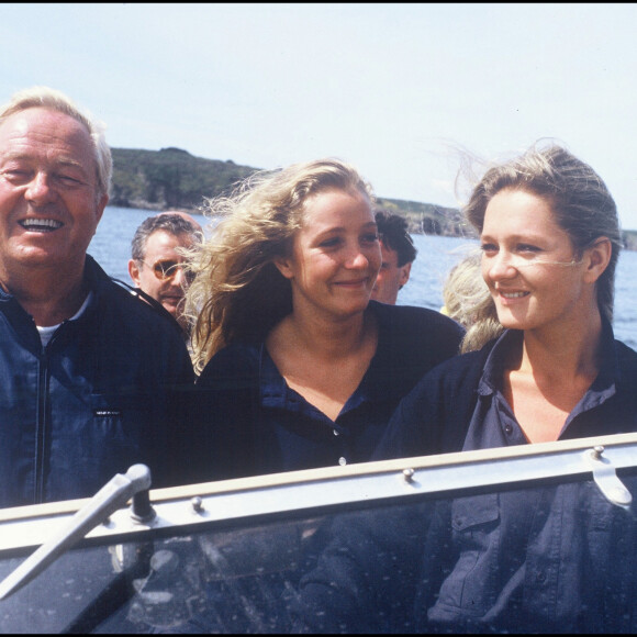 Marie-Caroline et Marine Le Pen avec leur père Jean-Marie à la Trinité en 1987