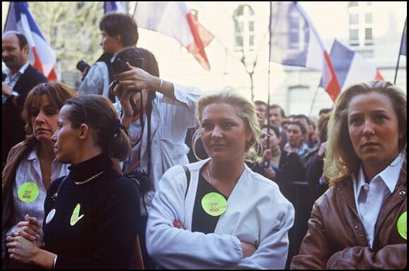 Marie-Caroline et Marine Le Pen à Paris en 1985 lors d'une manifestation du Front national