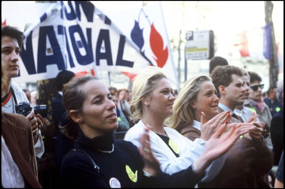 Marie-Caroline et Marine Le Pen à Paris en 1985 lors d'une manifestation du Front national