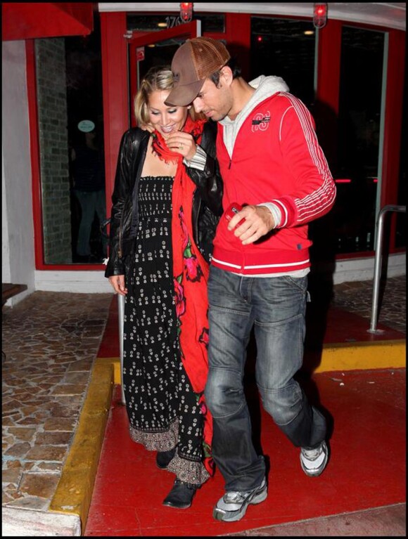 Enrique Iglesias et Anna Kournikova sortent du restaurant BB sur Miami Beach.