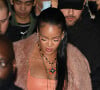 Rihanna (enceinte) et son compagnon Asap Rocky quittent le défilé Off-White Femme Automne/Hiver 2022/2023 lors de la Fashion Week de Paris le 28 février 2022.