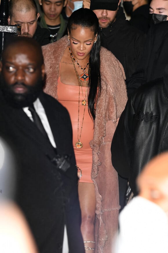 Rihanna (enceinte) et son compagnon Asap Rocky quittent le défilé Off-White Femme Automne/Hiver 2022/2023 lors de la Fashion Week de Paris le 28 février 2022.