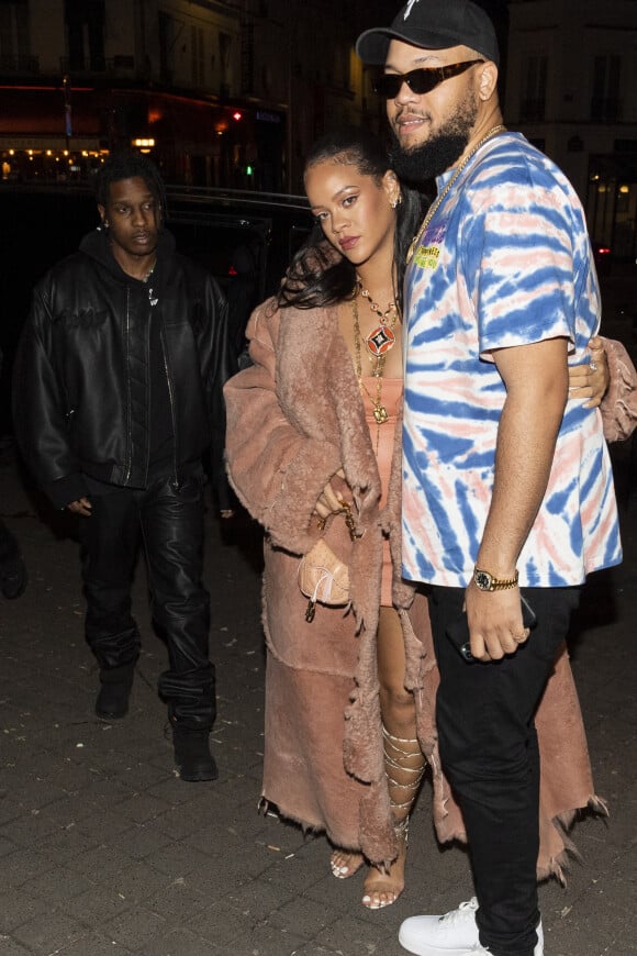 Exclusif - Rihanna (enceinte) et son compagnon Asap Rocky avec Rorrey Fenty, le frère de Rihanna arrivant au restaurant César Paris le 28 février 2022. © Pierre Perusseau / Bestimage 