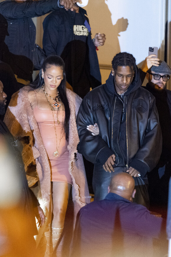 Rihanna (enceinte) et son compagnon Asap Rocky quittent le défilé Off-White Femme Automne/Hiver 2022/2023 lors de la Fashion Week de Paris le 28 février 2022. Pierre Perusseau / Bestimage 
