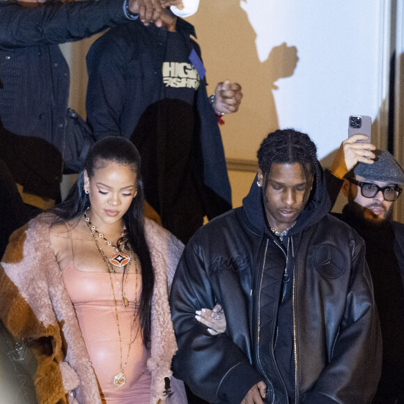 Rihanna (enceinte) et son compagnon Asap Rocky quittent le défilé Off-White Femme Automne/Hiver 2022/2023 lors de la Fashion Week de Paris le 28 février 2022. Pierre Perusseau / Bestimage 