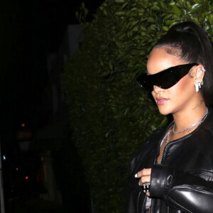 Exclusif - Rihanna enceinte quitte le restaurant Giorgio Baldi ou elle a dîné avec des amis à Santa Monica le 12 mars 2022.  Santa Monica, CA - EXCLUSIVE - Rihanna shows off her burgeoning baby bump as she leaves Giorgio Baldi restaurant after having dinner with friends in Santa Monica. Shot on 03/12/22. Pictured: Rihanna 