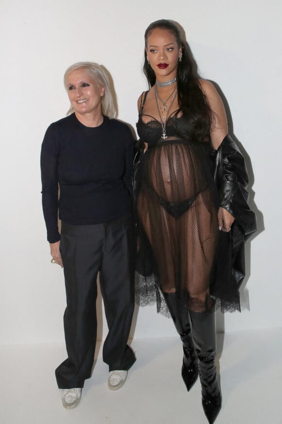 Maria Grazia Chiuri et Rihanna - Défilé Dior Prêt-à-porter Automne/Hiver 2022/2023 dans le cadre de la Fashion Week de Paris, France, le 1er Mars 2022. © Borde-Rindoff/Bestimage 