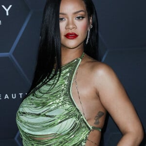 Rihanna (enceinte) au photocall "Fenty Beauty et Fenty Skin" à Los Angeles, le 11 février 2022. 