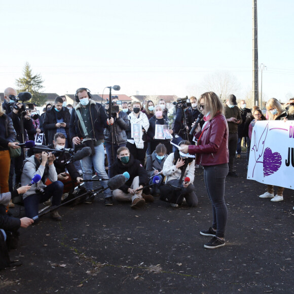 La famille et les proches se sont réunis pour une marche blanche en hommage à Delphine Jubillar, l'infirmière de 33 ans, disparue il y a un an, à Cagnac-les-Mines. Le 19 décembre 2021