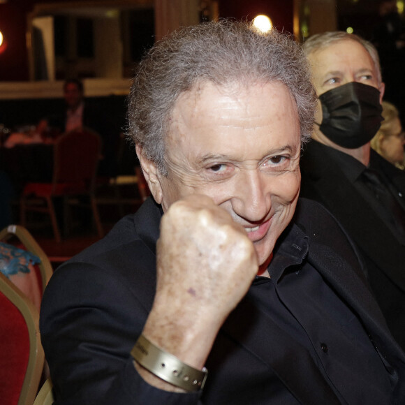 Michel Drucker - L'association Citéstars fête son 23ème anniversaire lors du dîner gala de la 2ème cérémonie des étoiles d'or 2021 à la salle Wagram, Paris le 28 novembre 2021. © Cédric Perrin/Bestimage