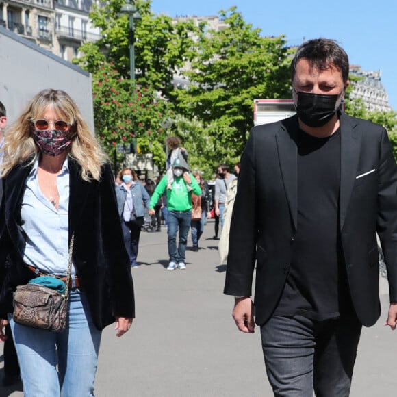 Carla Bruni-Sarkozy, Arthur (Jacques Essebag) et sa compagne Mareva Galanter - Arrivées des people à la manifestation de soutien à la famille de Sarah Halimi sur la place du Trocadéro à Paris le 25 avril 2021. © Cyril Moreau/Bestimage