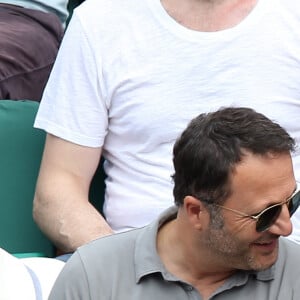 Arthur (Jacques Essebag) et sa compagne Mareva Galanter dans les tribunes lors de la finale homme des Internationaux de Tennis de Roland-Garros à Paris, le 11 juin 2017. © Jacovides-Moreau/Bestimage