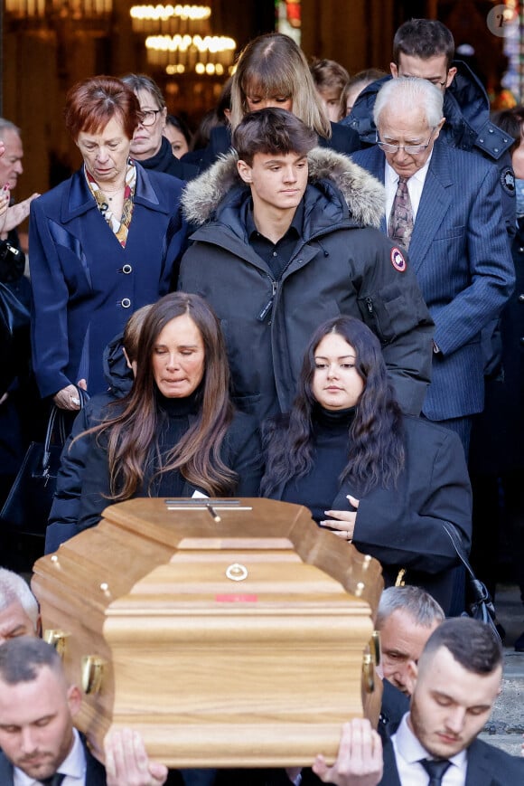 Nathalie Marquay et ses enfants Lou et Tom - La famille de Jean-Pierre Pernaut à la sortie des obsèques en la Basilique Sainte-Clotilde à Paris le 9 mars 2022. © Cyril Moreau/Bestimage