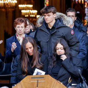 Nathalie Marquay et ses enfants Lou et Tom - La famille de Jean-Pierre Pernaut à la sortie des obsèques en la Basilique Sainte-Clotilde à Paris le 9 mars 2022. © Cyril Moreau/Bestimage