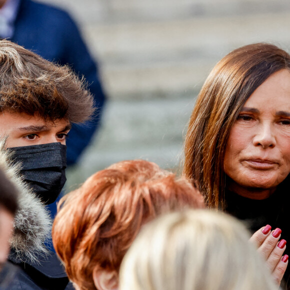 Nathalie Marquay et son fils Tom - Obsèques de Jean-Pierre Pernaut en la Basilique Sainte-Clotilde à Paris le 9 mars 2022. © Cyril Moreau / Bestimage