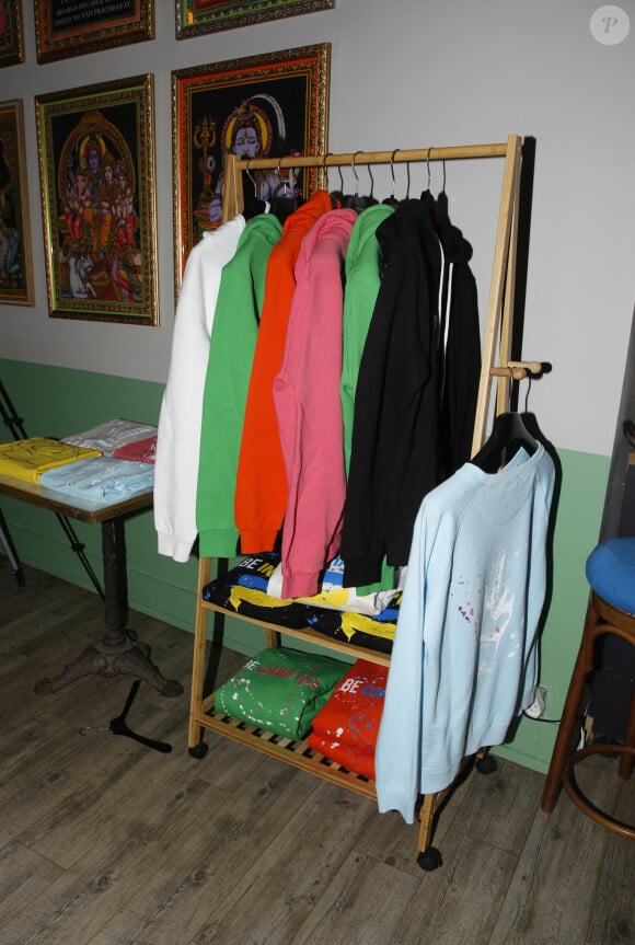 Exclusif - Vente de hoodies solidaire pour l'Ukraine et présentation de la nouvelle capsule de la marque "Be Yogi" au Tigre Yoga Club de Chaillot. Paris, le 17 mars 2022 © Denis Guignebourg / Bestimage