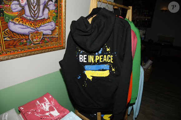 Exclusif - Vente de hoodies solidaire pour l'Ukraine et présentation de la nouvelle capsule de la marque "Be Yogi" au Tigre Yoga Club de Chaillot. Paris, le 17 mars 2022 © Denis Guignebourg / Bestimage