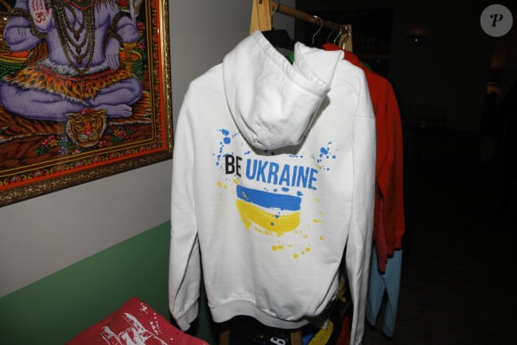 Exclusif - Vente de hoodies solidaire pour l'Ukraine et présentation de la nouvelle capsule de la marque "Be Yogi" au Tigre Yoga Club de Chaillot. Paris, le 17 mars 2022 © Denis Guignebourg / Bestimage