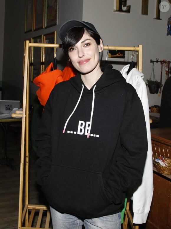 Exclusif - Jennifer Ayache (chanteuse du groupe Superbus) de hoodies solidaire pour l'Ukraine et présentation de la nouvelle capsule de la marque "Be Yogi" au Tigre Yoga Club de Chaillot. Paris, le 17 mars 2022 © Denis Guignebourg / Bestimage