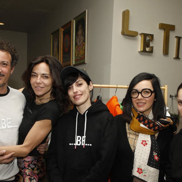 Exclusif - Nicolas Ouchenir, Sandra Sisley, Jennifer Ayache, Sylvie Hoarau et Lola Le Lann à la vente de hoodies solidaire pour l'Ukraine et présentation de la nouvelle capsule de la marque "Be Yogi" au Tigre Yoga Club de Chaillot. Paris, le 17 mars 2022 © Denis Guignebourg / Bestimage