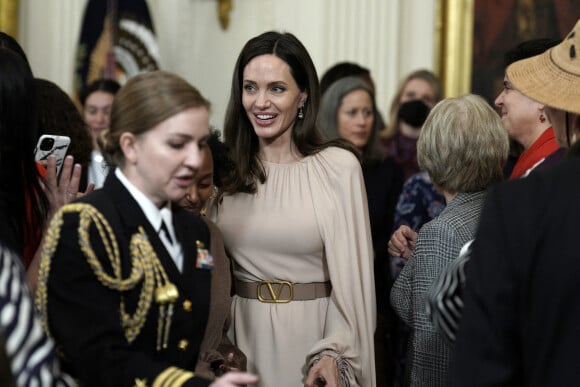 Angelina Jolie assiste à la ratification de la loi contre les violences faites aux femmes (Violence Against Women Act, ou VAWA) par le président Joe Biden dans l'aile est de la Maison-Blanche. Washington, le 16 mars 2022.