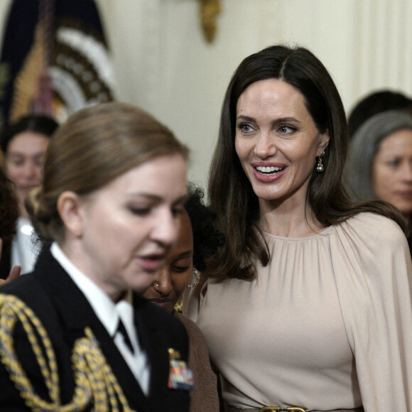 Angelina Jolie assiste à la ratification de la loi contre les violences faites aux femmes (Violence Against Women Act, ou VAWA) par le président Joe Biden dans l'aile est de la Maison-Blanche. Washington, le 16 mars 2022.