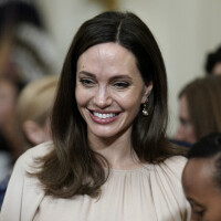 Angelina Jolie sublime avec sa fille Zahara : apparition marquante à la Maison-Blanche