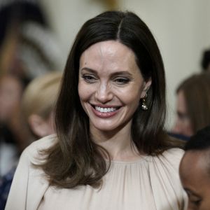 Angelina Jolie était radieuse pour assister à la ratification de la loi contre les violences faites aux femmes (Violence Against Women Act, ou VAWA) par le président Joe Biden dans l'aile est de la Maison-Blanche.