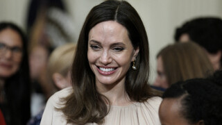 Angelina Jolie sublime avec sa fille Zahara : apparition marquante à la Maison-Blanche