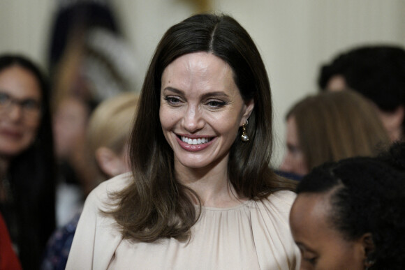 Angelina Jolie était radieuse pour assister à la ratification de la loi contre les violences faites aux femmes (Violence Against Women Act, ou VAWA) par le président Joe Biden dans l'aile est de la Maison-Blanche.