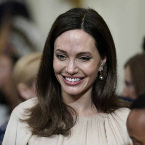 Angelina Jolie était radieuse pour assister à la ratification de la loi contre les violences faites aux femmes (Violence Against Women Act, ou VAWA) par le président Joe Biden dans l'aile est de la Maison-Blanche.