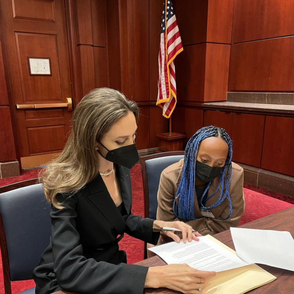 Angelina Jolie et sa fille Zahara au Congrès, à Washington. Le 9 février 2022.