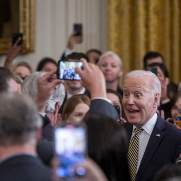 Le président des États-Unis, Joe Biden, prononce une allocution lors d'un événement célébrant la réautorisation de la loi sur la violence contre les femmes (VAWA) dans l'aile est de la Maison-Blanche. Washington, D.C., le 16 mars 2022.