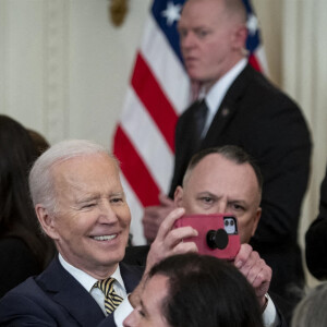 Le président des États-Unis, Joe Biden, prononce une allocution lors d'un événement célébrant la réautorisation de la loi sur la violence contre les femmes (VAWA) dans l'aile est de la Maison-Blanche. Washington, D.C., le 16 mars 2022.