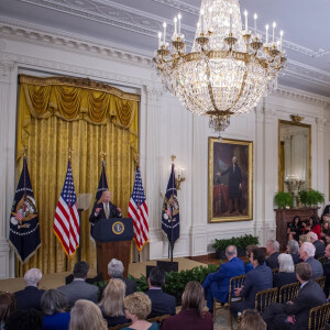 Le président des États-Unis, Joe Biden, prononce une allocution lors d'un événement célébrant la réautorisation de la loi sur la violence contre les femmes (VAWA) dans l'aile est de la Maison-Blanche. Washington, D.C., le 16 mars 2022.