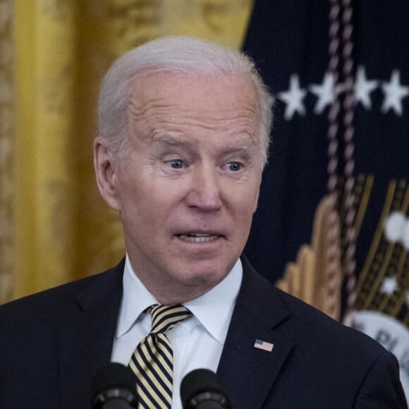 Le président des États-Unis, Joe Biden, prononce une allocution lors d'un événement célébrant la réautorisation de la loi sur la violence contre les femmes (VAWA) dans l'aile est de la Maison-Blanche. Washington, D.C., le 16 mars 2022.