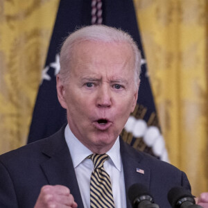 Le président des États-Unis, Joe Biden, prononce une allocution lors d'un événement célébrant la réautorisation de la loi sur la violence contre les femmes (VAWA) dans l'aile est de la Maison-Blanche. Washington, D.C., le 16 mars 2022.