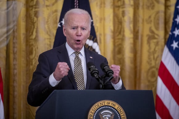 Le président des États-Unis, Joe Biden, prononce une allocution lors d'un événement célébrant la réautorisation de la loi sur la violence contre les femmes (VAWA) dans l'aile est de la Maison-Blanche. Washington, D.C., le 16 mars 2022.