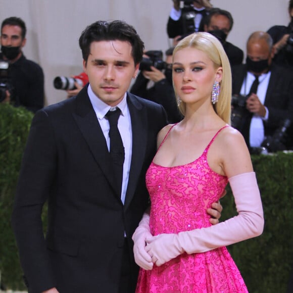 Brooklyn Beckham (fils de David et Victoria Beckham) et sa fiancée Nicola Ann Peltz, ici photographiés au Met Gala, préparent leur mariage. L'actrice et mannequin a commencé à concevoir sa robe.