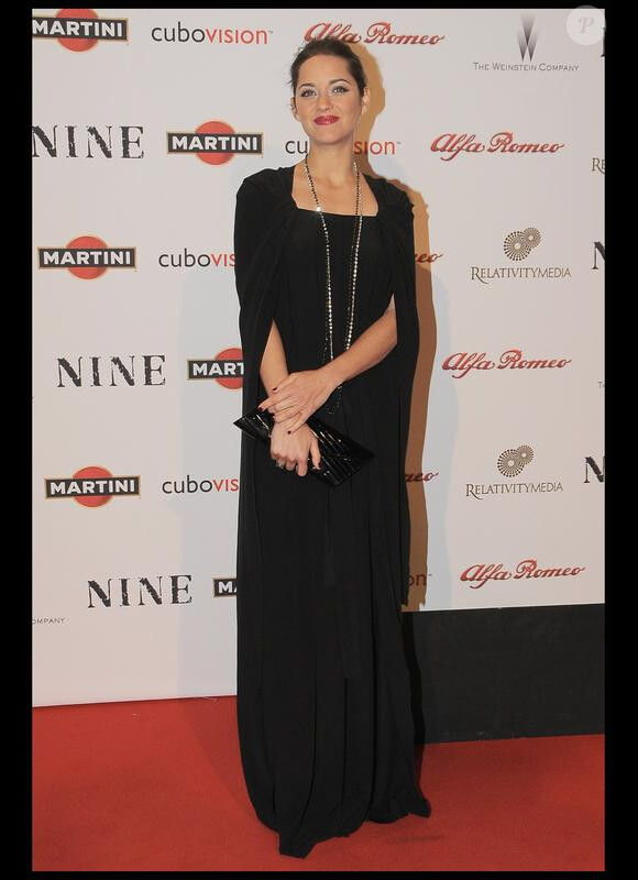 Marion Cotillard en longue robe noire à Rome pour la première de Nine