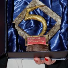 Le trophée du festival lors de la cérémonie de clôture de la 5ème édition du festival Pluriel.les (Plurielles) au cinéma Majestic de Compiègne, France, le 19 mars 2022 . © Christophe Clovis/Bestimage 