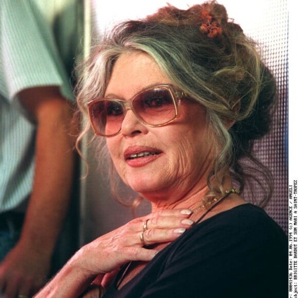 Brigitte Bardot à la mairie de Saint-Tropez en 1994