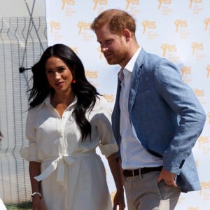 Le prince Harry, duc de Sussex, et Meghan Markle, duchesse de Sussex, rencontrent des jeunes entrepreneurs locaux à Tembisa, Afrique du Sud, le 2 octobre 2019.