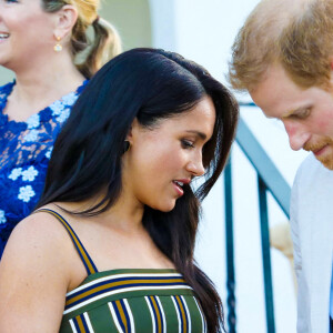 Le prince Harry, duc de Sussex, et Meghan Markle, duchesse de Sussex, lors d'une réception dans les jardins de la résidence du haut-commissaire britannique au Cap, Afrique du Sud, le 24 septembre 2019. 