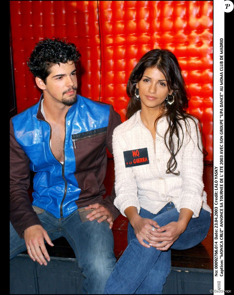 Miguel Angel Munoz et Monica Cruz annoncent la tournée de leur groupe UPA Dance en 2003, en pleine folie Un dos Tres, à Madrid
