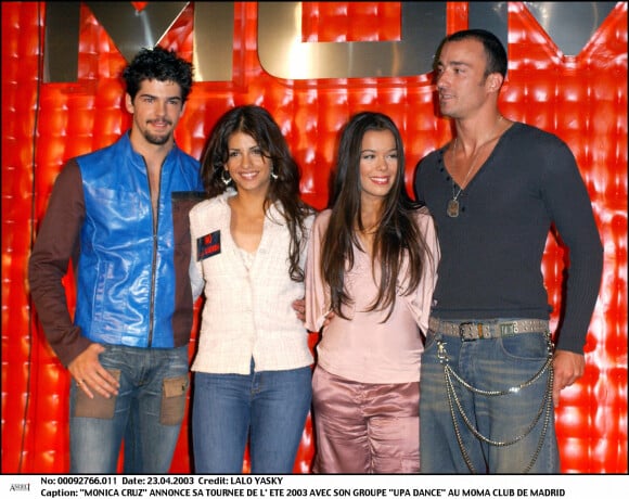 Miguel Angel Munoz, Beatriz Luengo, Pablo Puyol et Monica Cruz annoncent la tournée de leur groupe UPA Dance en 2003, en pleine folie Un dos Tres, à Madrid